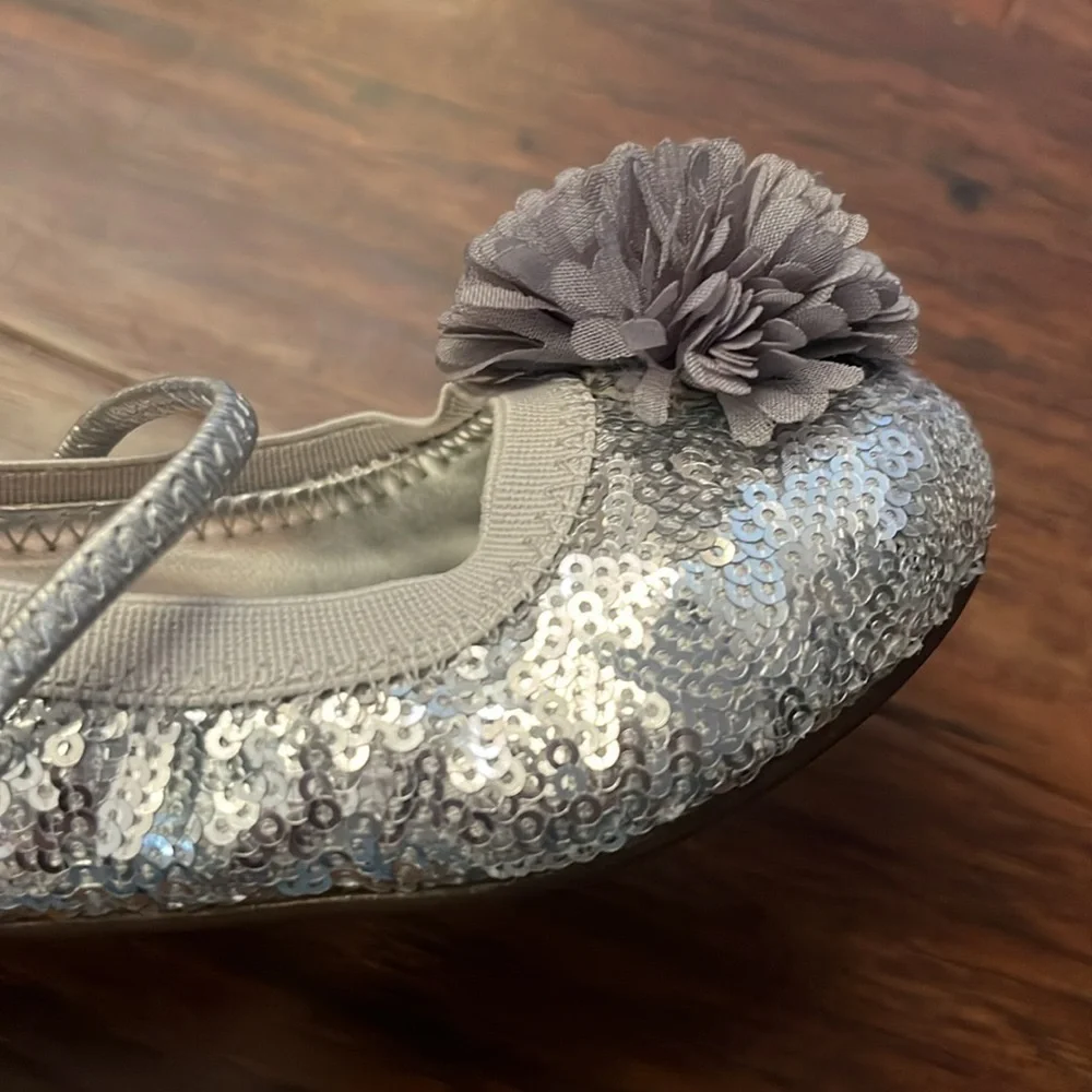 Stride Rite Buffy Silver Glitter Kids Shoes with Flower DetailSize 6.5